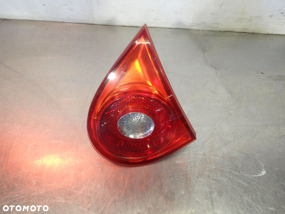 LAMPA PRAWA TYLNA W KLAPIE VOLKSWAGEN GOLF V - 1