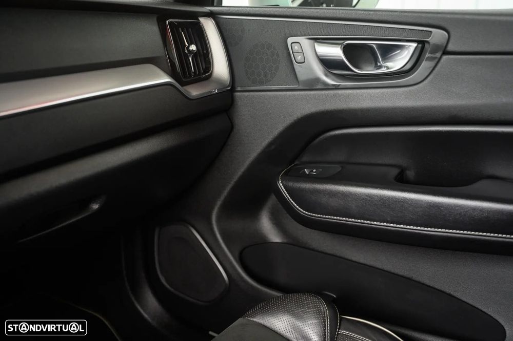 Volvo XC 60 2.0 T8 PHEV R-Design AWD - 34