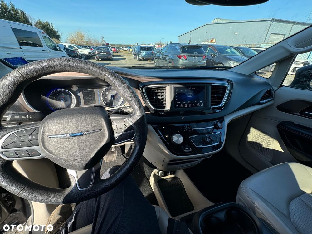 Chrysler Pacifica - 12