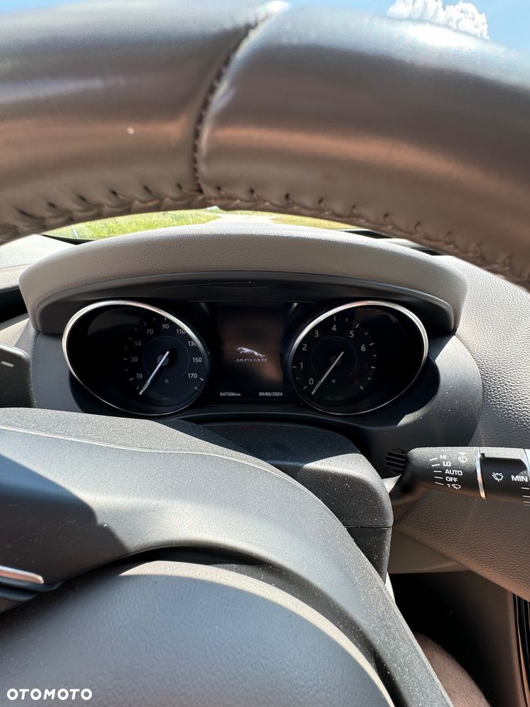 Jaguar XE - 22