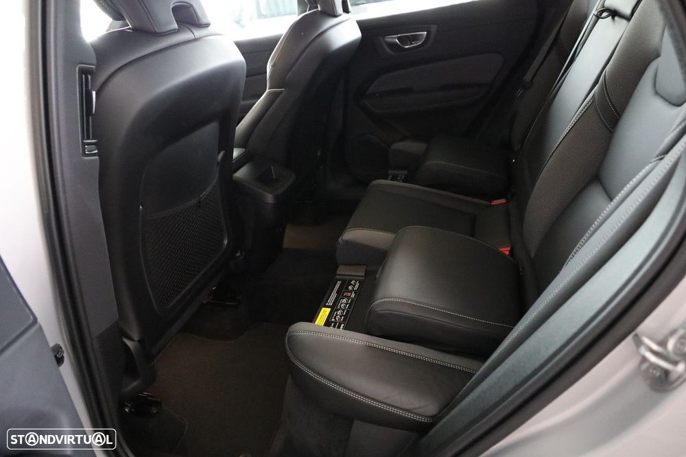 Volvo XC 60 2.0 B4 Plus Dark - 13