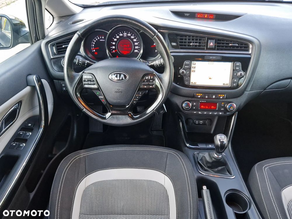 Kia Ceed 1.6 GDI Dream Team Edition - 29