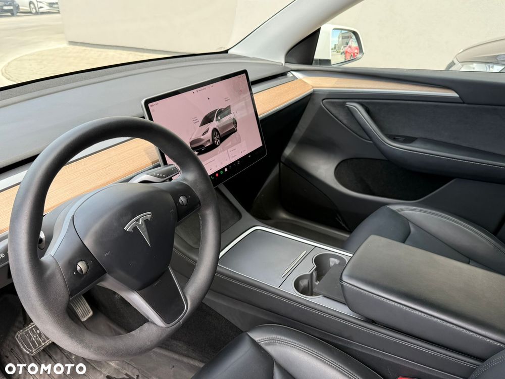 Tesla Model Y - 14