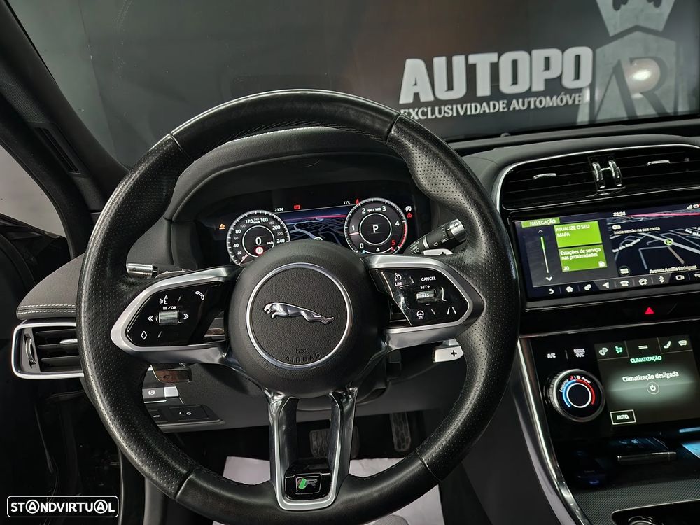 Jaguar XE 2.0 D R-Dynamic HSE - 26