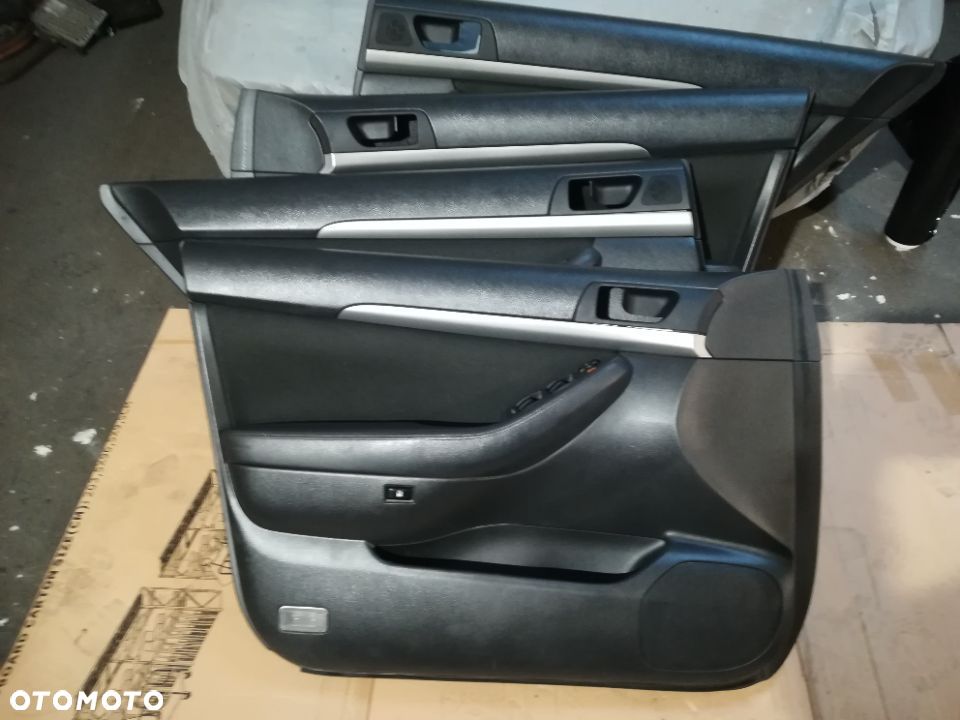 Boczki Toyota Avensis T 25 lift kombi - 1