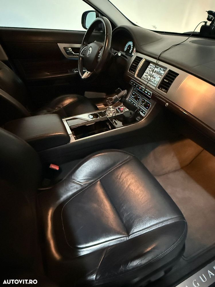 Jaguar XF 2.2D Premium Luxury - 16