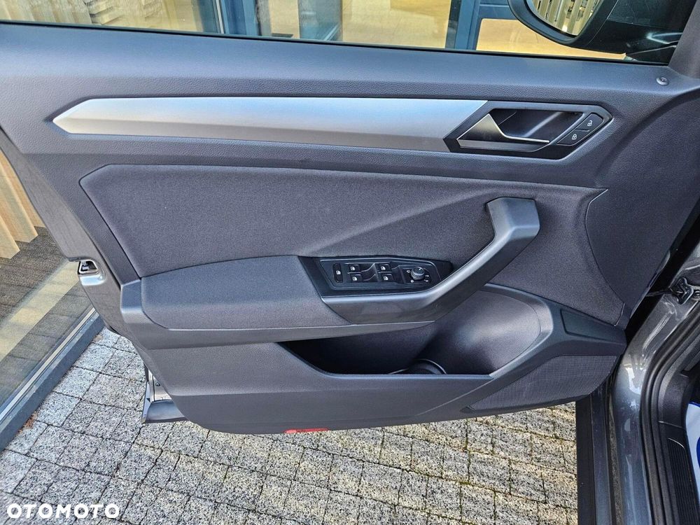 Volkswagen T-Roc - 12