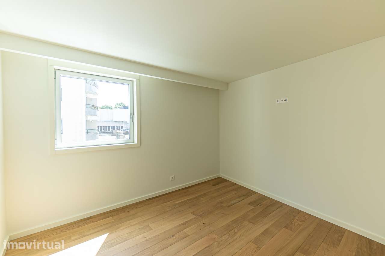 T3 Novo em Condomínio com Jardim, 3 Garagens, Permuta Possível - Grande imagem: 4/24