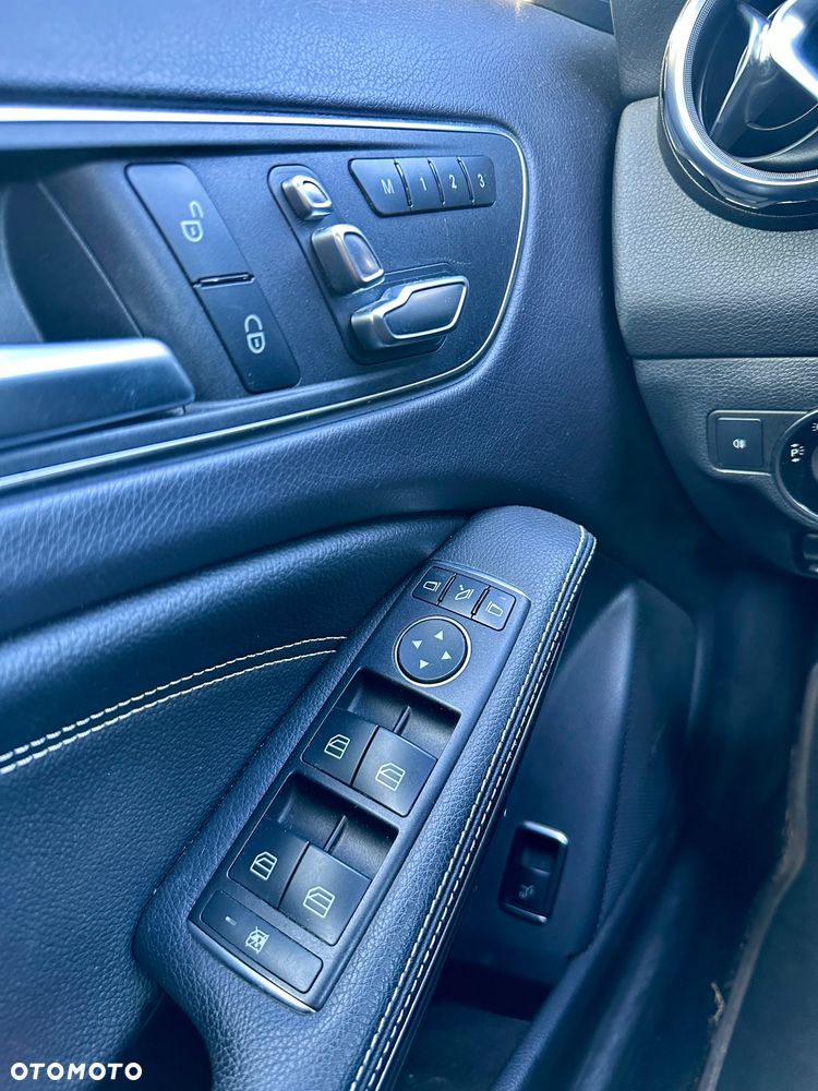 Mercedes-Benz GLA 200 7G-DCT Urban - 17