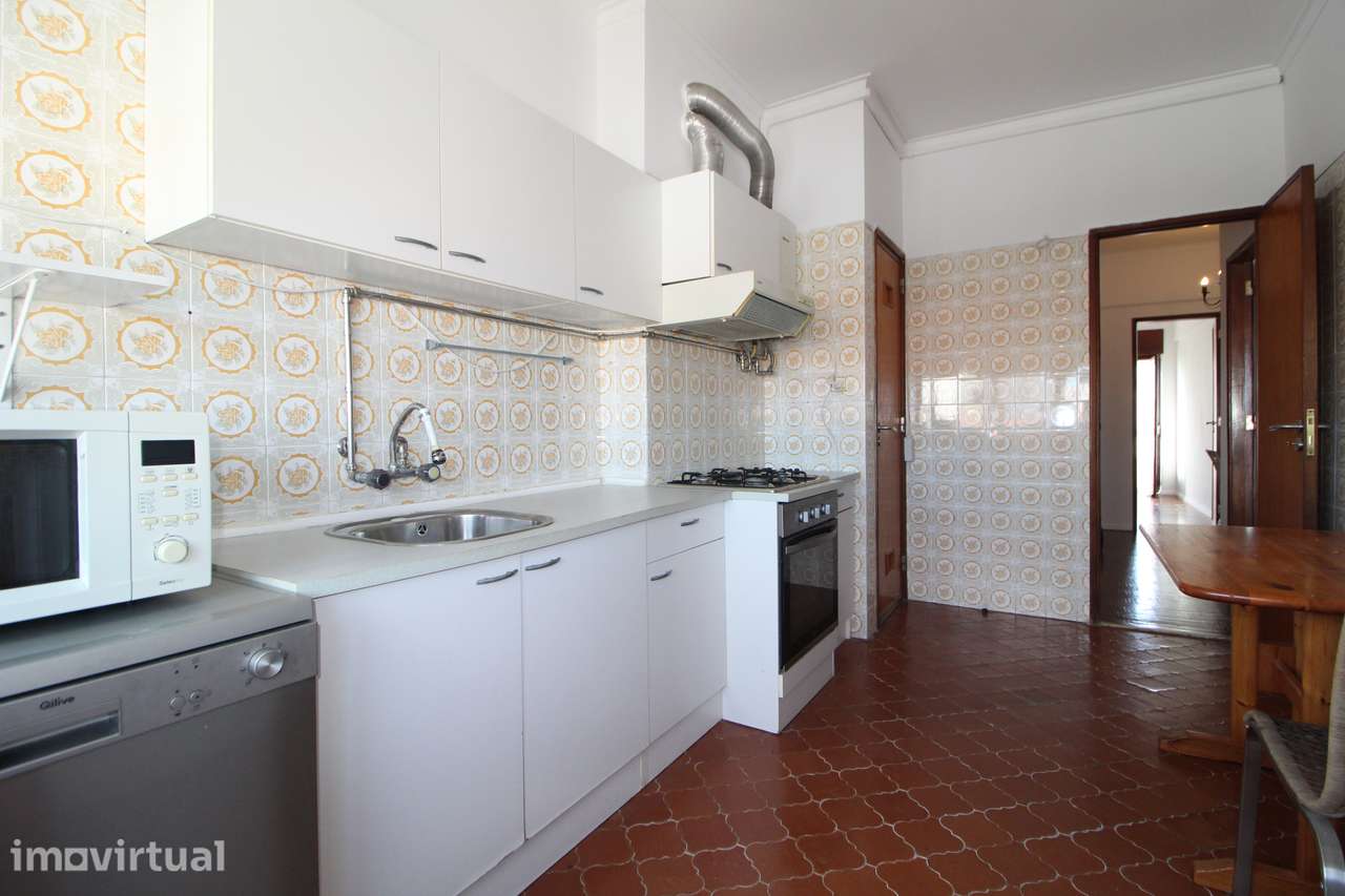 Apartamento T2 com varandas e ótima exposição solar - Grande imagem: 2/14