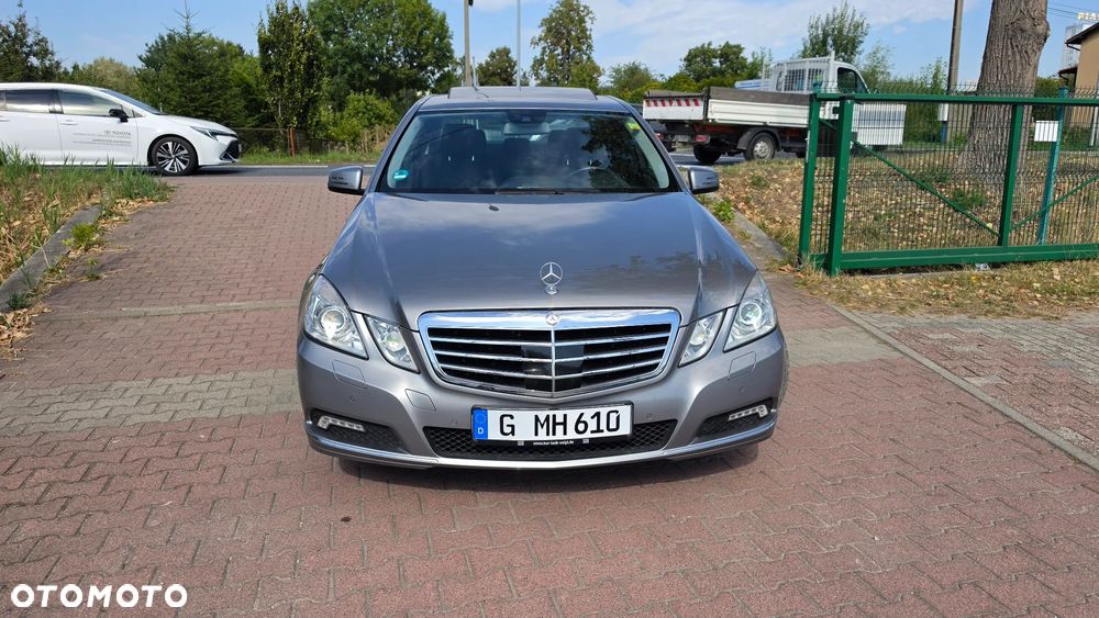 Mercedes-Benz Klasa E 250 CGI BlueEFFICIENCY 7G-TRONIC Elegance - 32