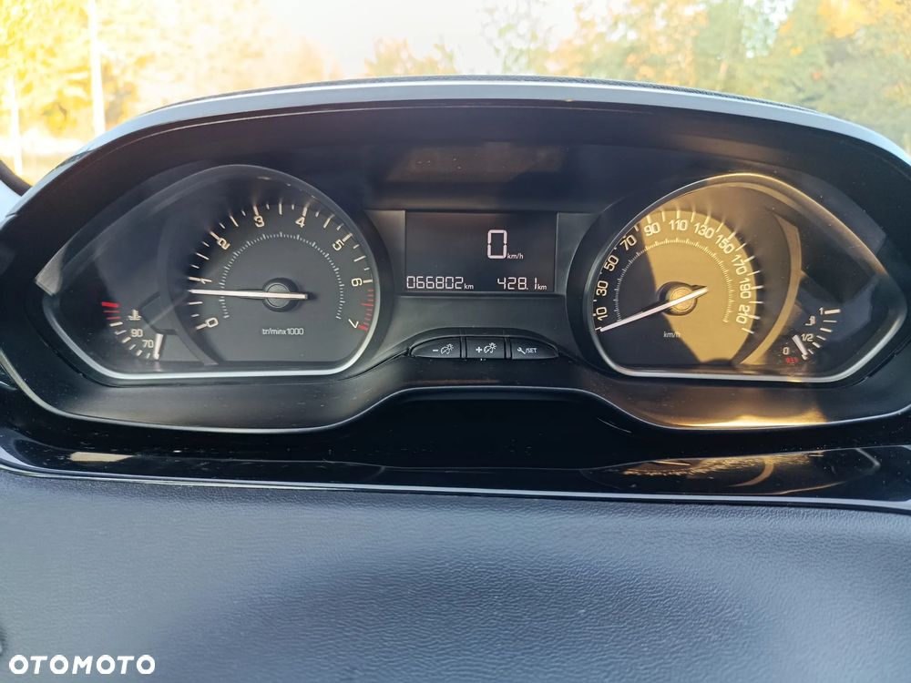Peugeot 208 - 11