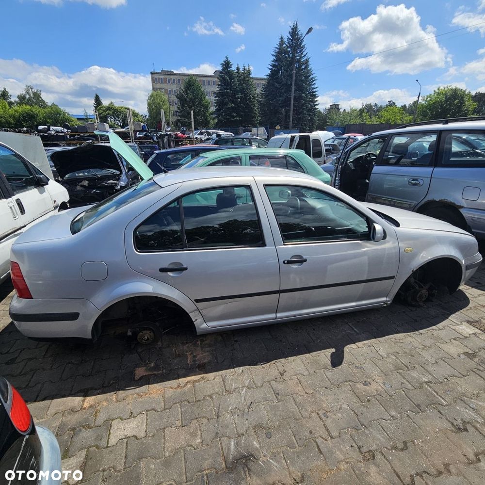 Drzwi / prawe lewe przód tył / VOLKSWAGEN BORA (1999r) (kod lak: LB7Z)