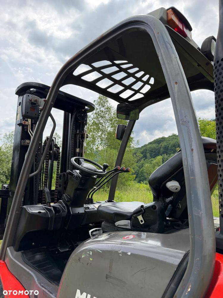 Manitou MI25D Wózek Widłowy 2,5 tony. Posuw Hydrauliczny. tylko 2500mtg. Maszt triplex. Wolny skok! Wysokość Podnoszenia 5 metrów. Jak nowy z Salonu. Pochodzi z Norweskiego Gospodarstwa! Aktualne przeglądy DEKRA i serwisy!  Silnik Yanmar. Małe gabarety bardzo zwrotna maszyna! Zero luzów wycieków i zniszczeń. OKAZJA. Pełny ORYGINAŁ! Rok Prod. 2014. Oświetlenie. OKAZJA - 31