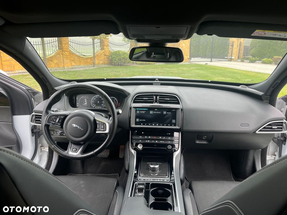 Jaguar XE 2.0 D AWD R-Sport - 36