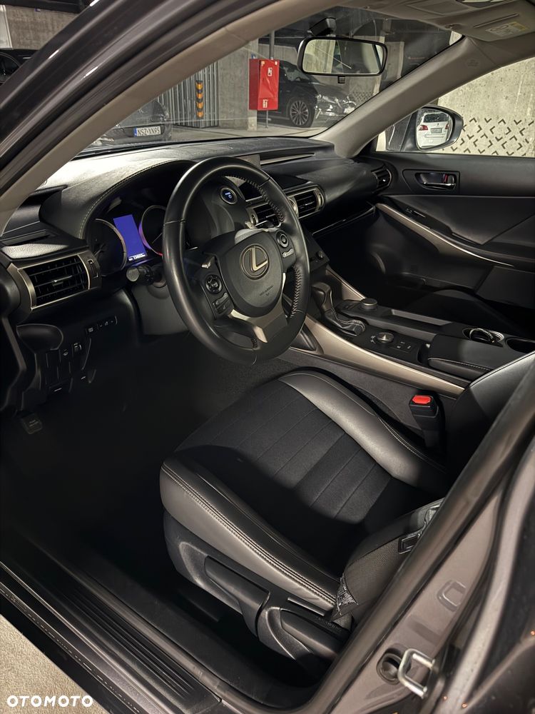 Lexus IS 300h Elite - 8