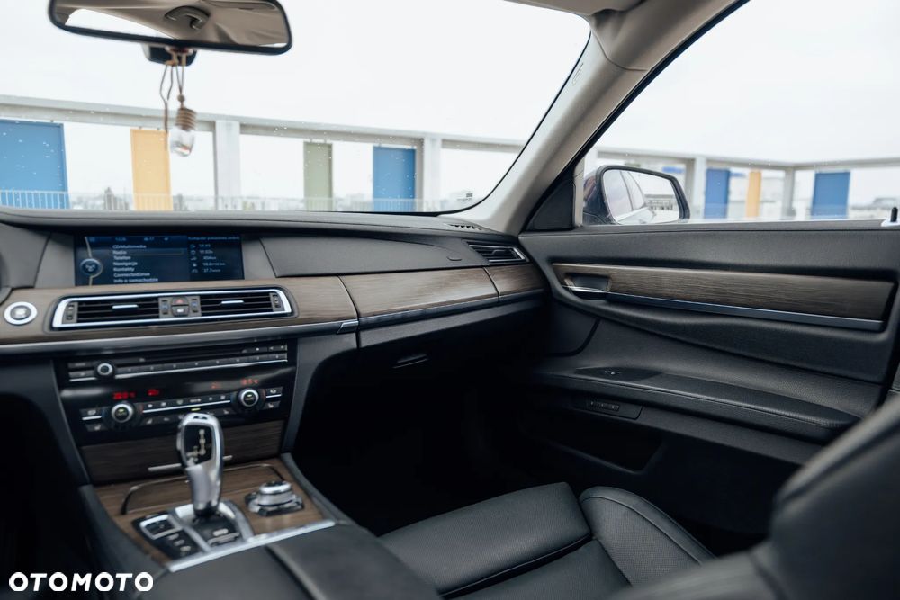 BMW Seria 7 750i L xDrive - 22