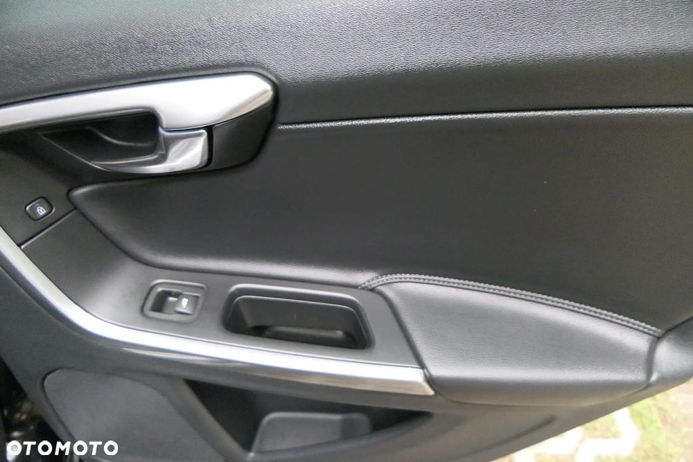 Volvo V60 D2 Drive-E Momentum - 24