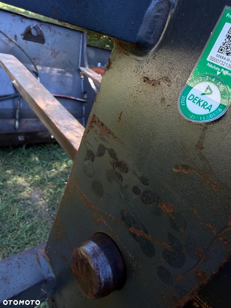 Mecalac AX1000 Ładowarka kołowa łamana 6,5 tony. Udźwig około 3 tony. 2017 rok.  Jak Nowa! Oryginał łyżka KROKODYL otwierana i widły. Mocny silnik DEUTZ 4 cylindry DEUTZ. Zero luzów i wycieków. Aktualne Badania DEKRA BMWT. Wielka Okazja. Maszyna jak nowa z Salonu. 2900 mtg. Pochodzi z Norweskiego urzędu gminy. Dodatkowe linie Hydrauliczne. Szybka wolna Jazda Rewers Hydrostatic. Wersja Norweska Mocne doświetlenie dodatkowe grzanie. kabina Ogrzewana wentylowana! Zmiana Osprzętu Hydrauliczna! pełne sterowanie z dżojstika! Podzespoły pompy suche, czytelne tabliczki! OKAZJA - 20