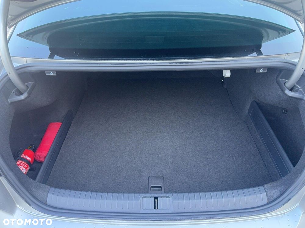 Volkswagen Passat - 36