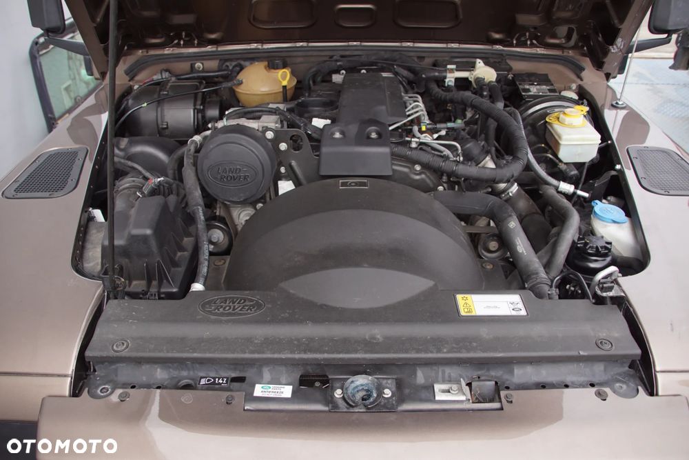 Land Rover Defender - 21
