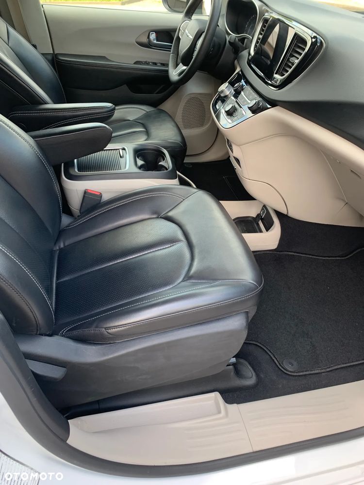 Chrysler Pacifica - 11