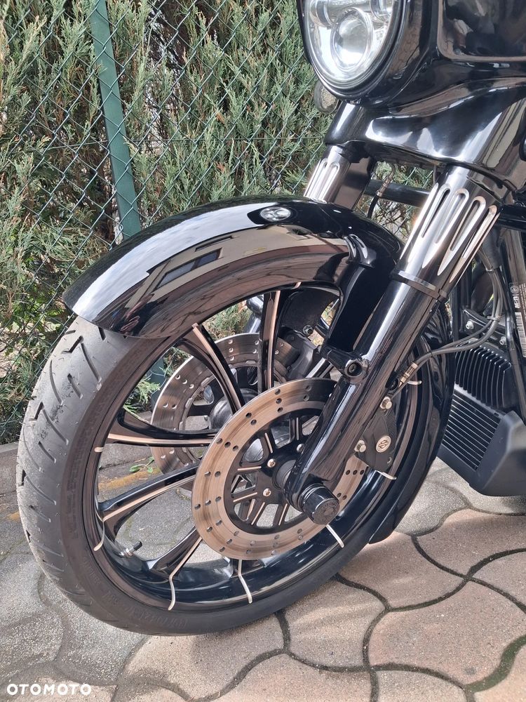 Harley-Davidson Touring Street Glide - 21