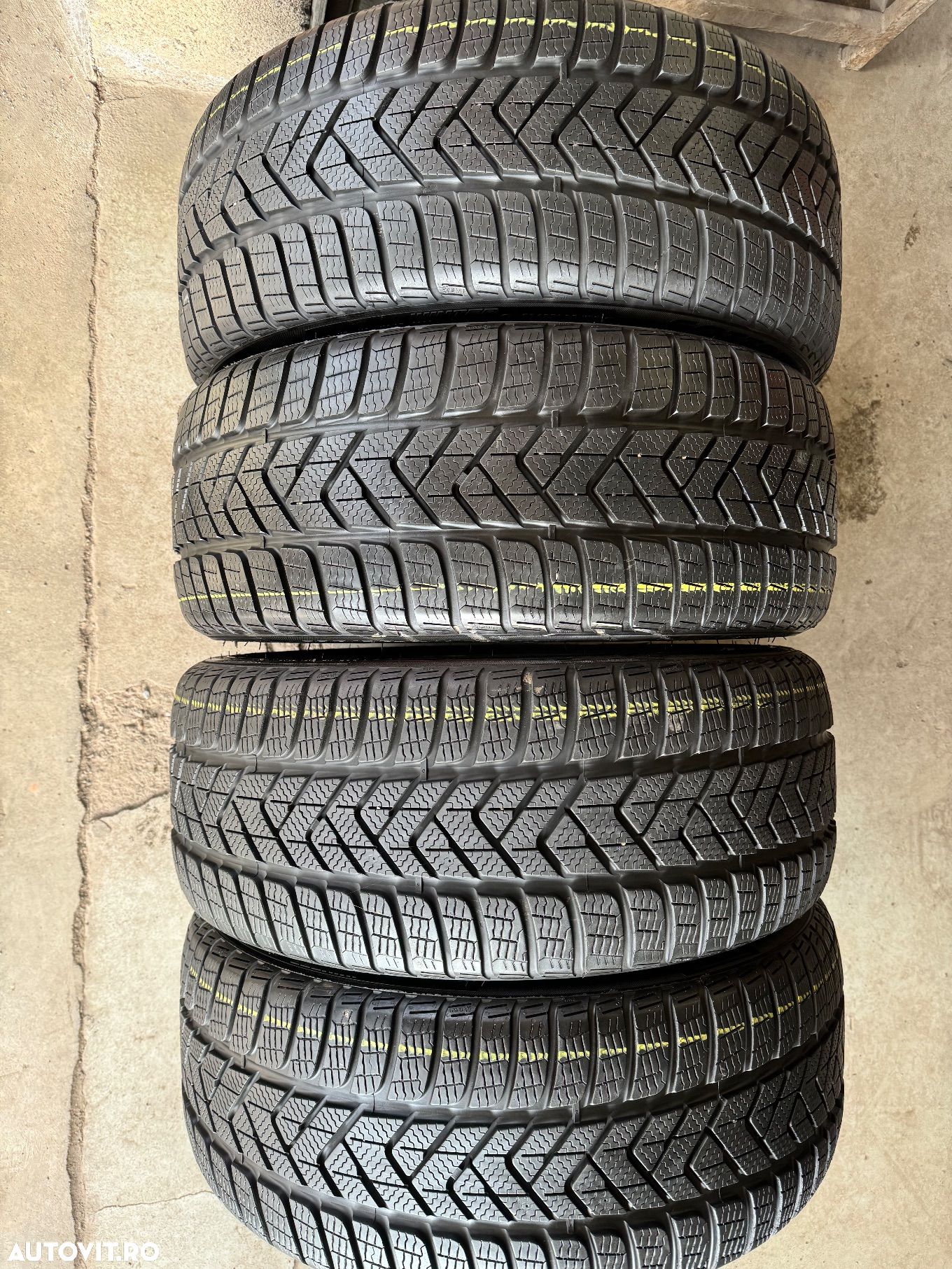 Vând 4 anvelope 235/35/19 Pirelli de iarnă ca noi - 1