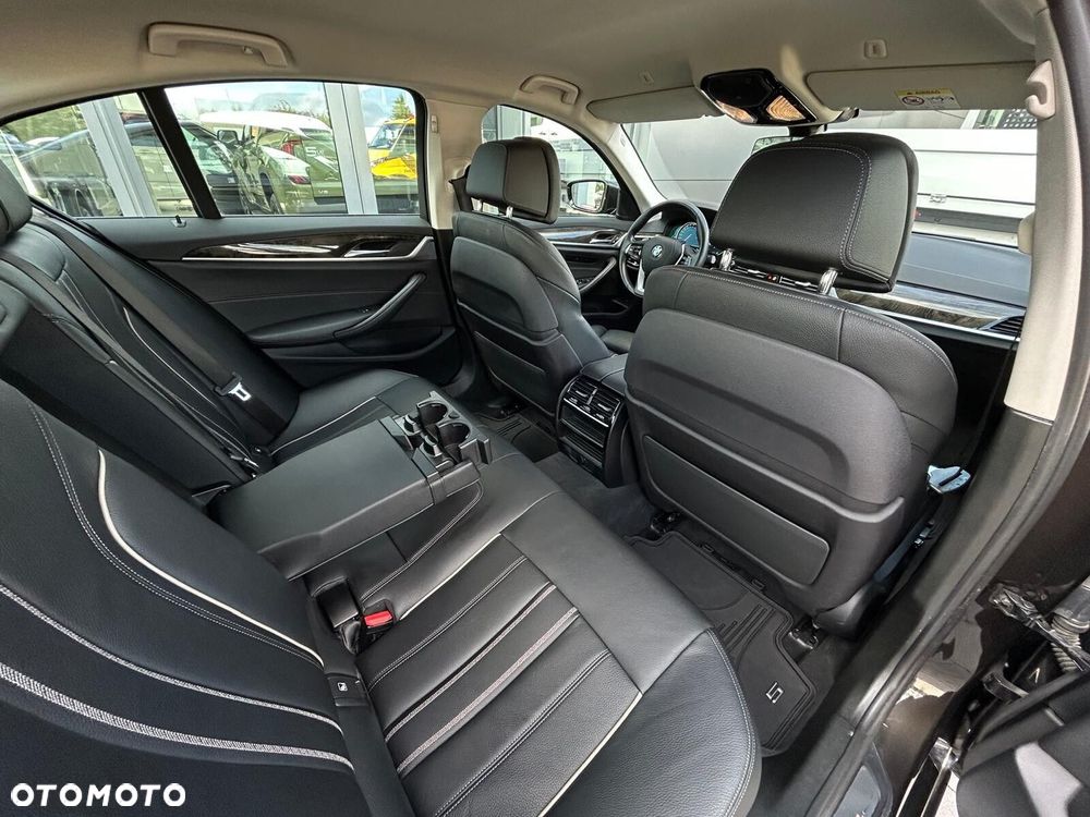BMW Seria 5 530i GPF xDrive Sport Line sport - 9