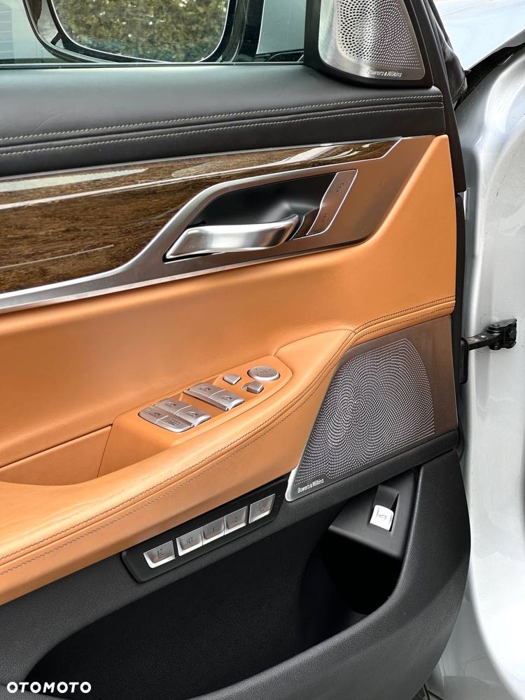 BMW Seria 7 750Li xDrive - 28
