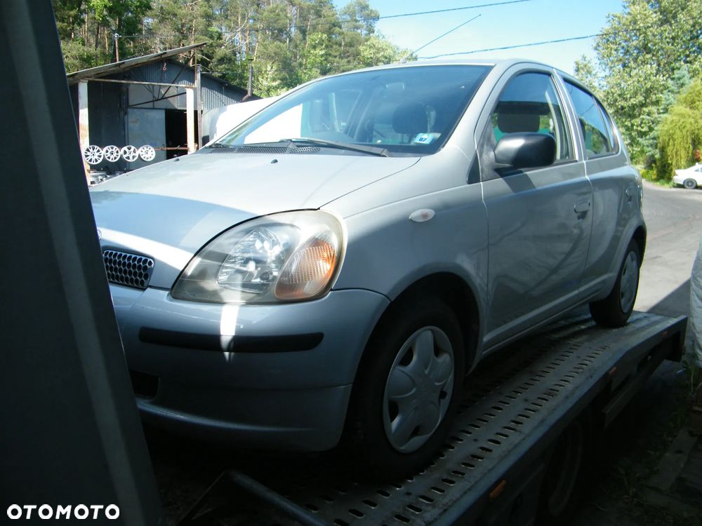 Toyota Yaris I (99-03r.) 1.0 B 68KM. Silnik 1SZ-FE Skrzynia MTM 5F lakier 199. Cały na części. GWARANCJA !!!  Przód Tył Zestaw Komplet Drzwi Klapa Zderzak Błotnik Maska Grill Atrapa Szyba Pas Lampa Lusterko Boczki Fotel Kanapa Kokpit Deska Rozdzielcza Przełącznik Włącznik Sterownik Przewody Wiązka Instalacja Moduł Komputer Czujnik Listwa Pompa Alternator Wtryski Głowica Rozrusznik Kompresor Sprzęgło Dwumas Silnik Skrzynia ABS Klimatyzacji Paliwa Wspomagania Kolektor Turbina Przepustnica Zawór Chłodnica Koło Hak Belka Sanki Zawieszenie Mcpherson Półoś Amortyzator Wydech Tłumik Zacisk Most - 6