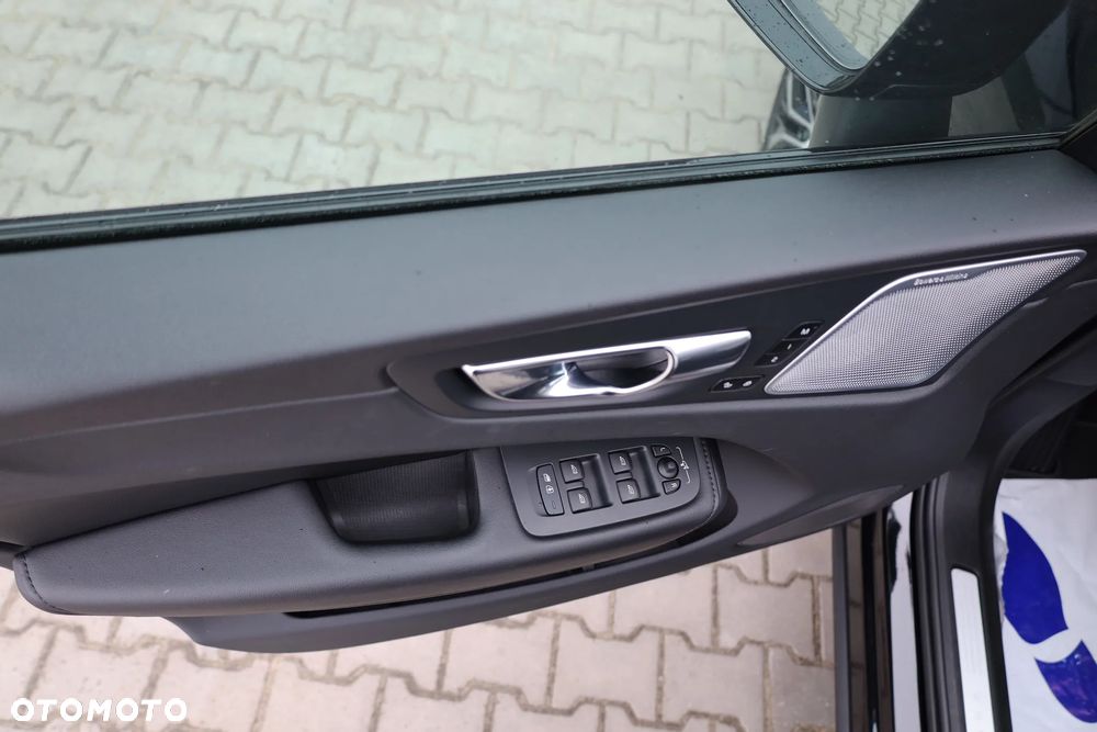 Volvo XC 60 B5 B AWD Ultimate Dark - 24