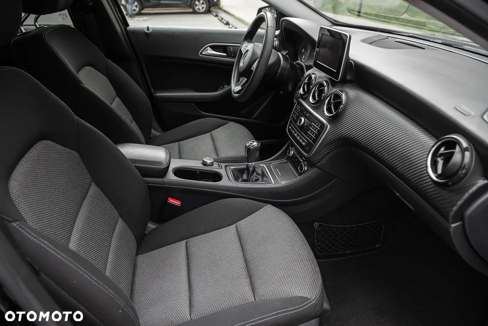 Mercedes-Benz GLA 180 - 30