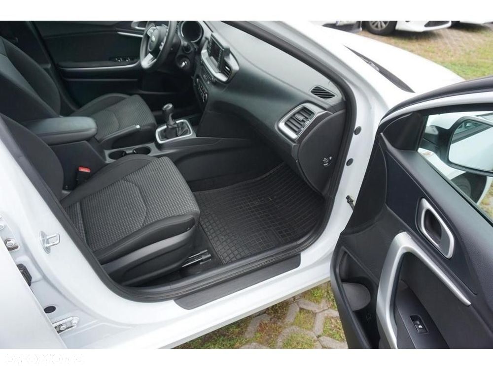 Kia Ceed - 33