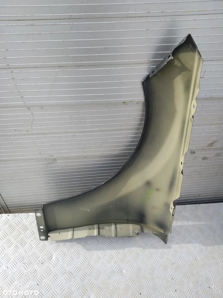 B669/H241/H283/H756/F990 MERCEDES W204 BŁOTNIK PRAWY PRZÓD - 16