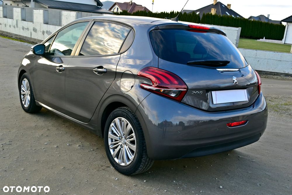 Peugeot 208 - 8