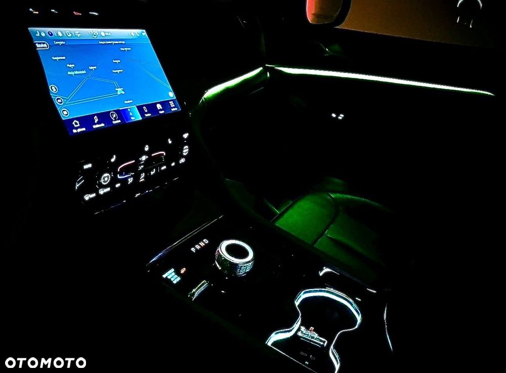 Jeep Grand Cherokee - 24