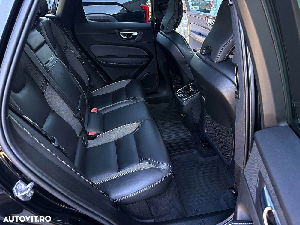 Volvo XC 60 B4 MHEV AWD R-Design - 31