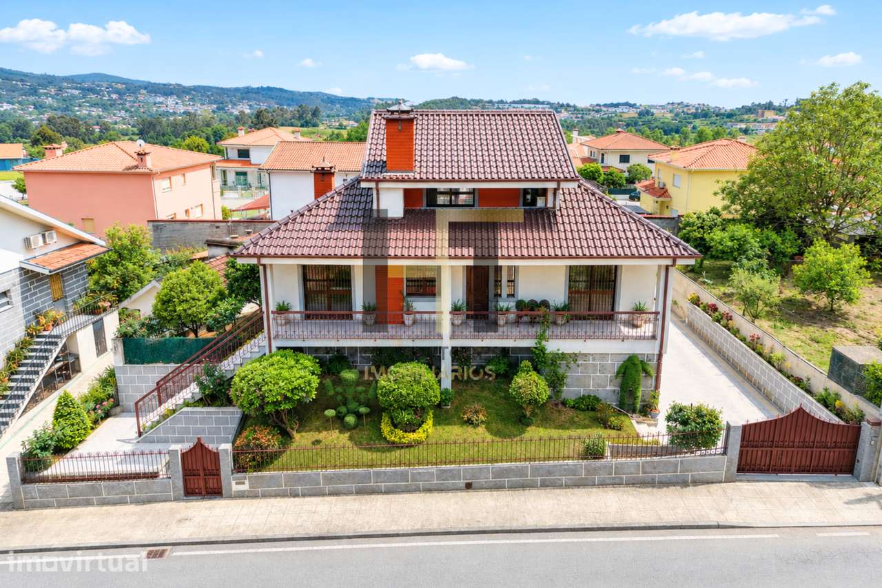 Moradia T4 em Lousada | 312m², 542m² de Terreno e Garagem para 3 Car - Grande imagem: 2/34