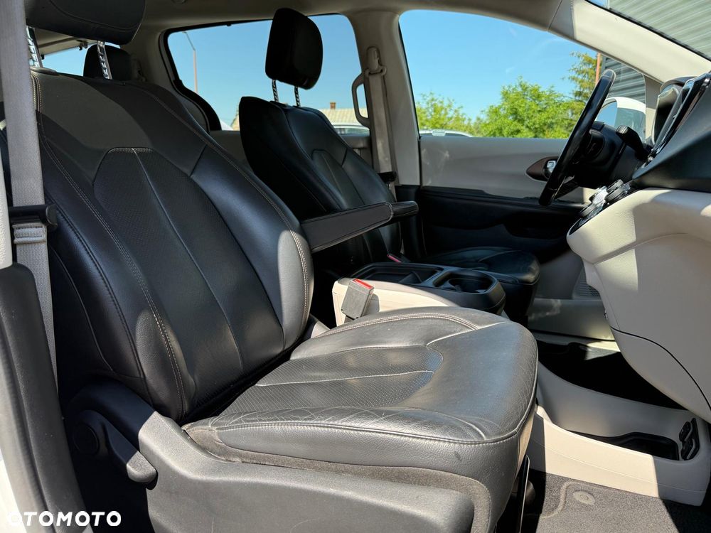Chrysler Pacifica - 35