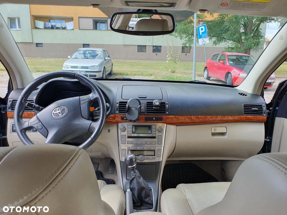 Toyota Avensis 2.0 D-4D - 10