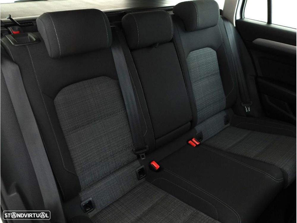 VW Passat Variant 1.6 TDI Business DSG - 15