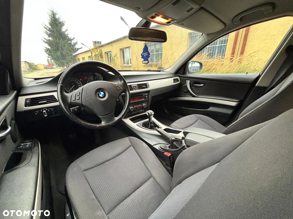 BMW Seria 3 318i - 29
