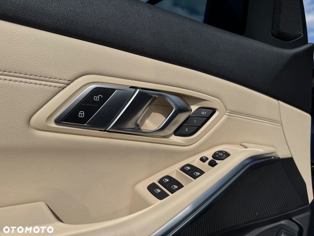 BMW Seria 3 330i M Sport - 11