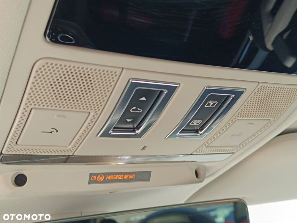 Land Rover Defender - 33