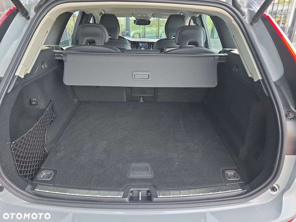 Volvo XC 60 B4 D Plus Dark - 29