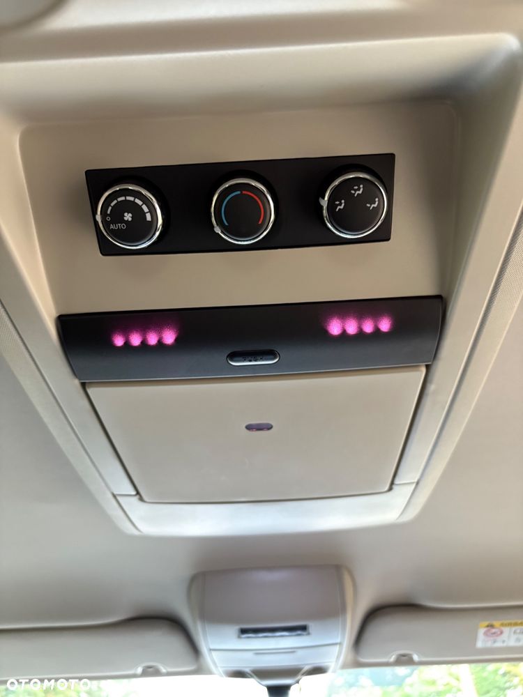 Lancia Voyager 3.6 Platinum - 23