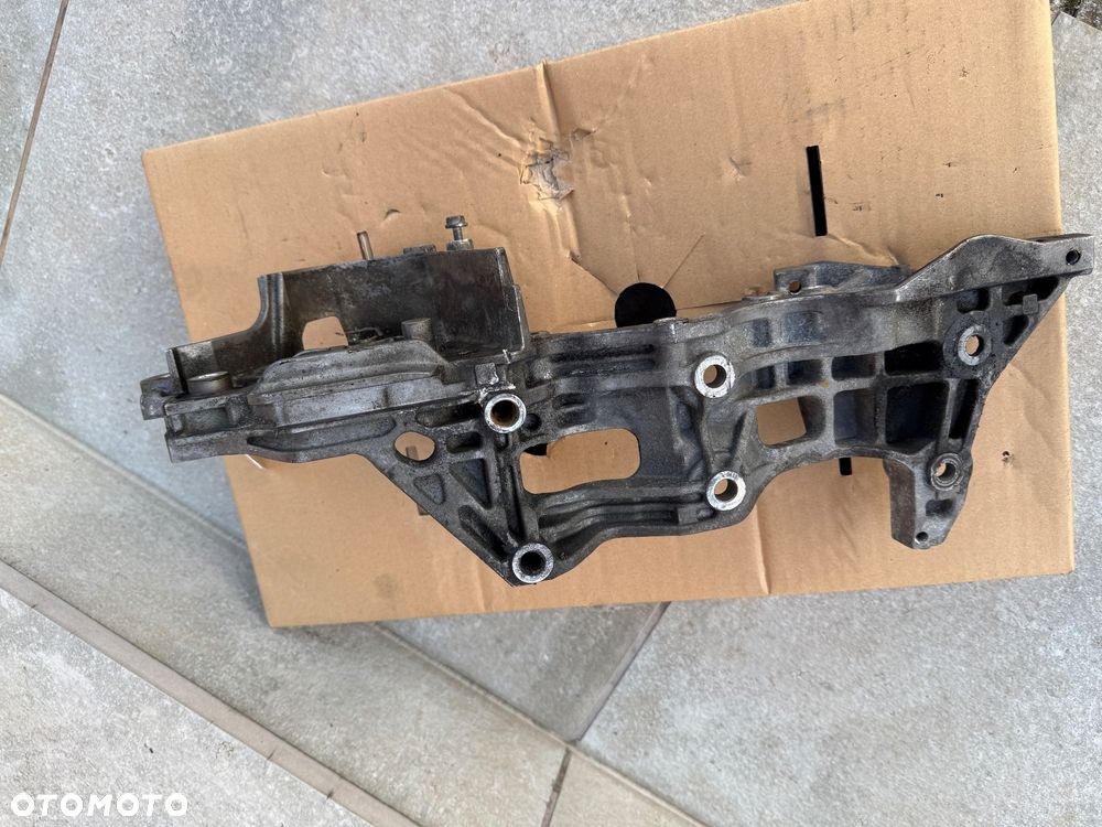 Uchwyt alternatora VW Touran 2.0 TDI  04L993143D - 4