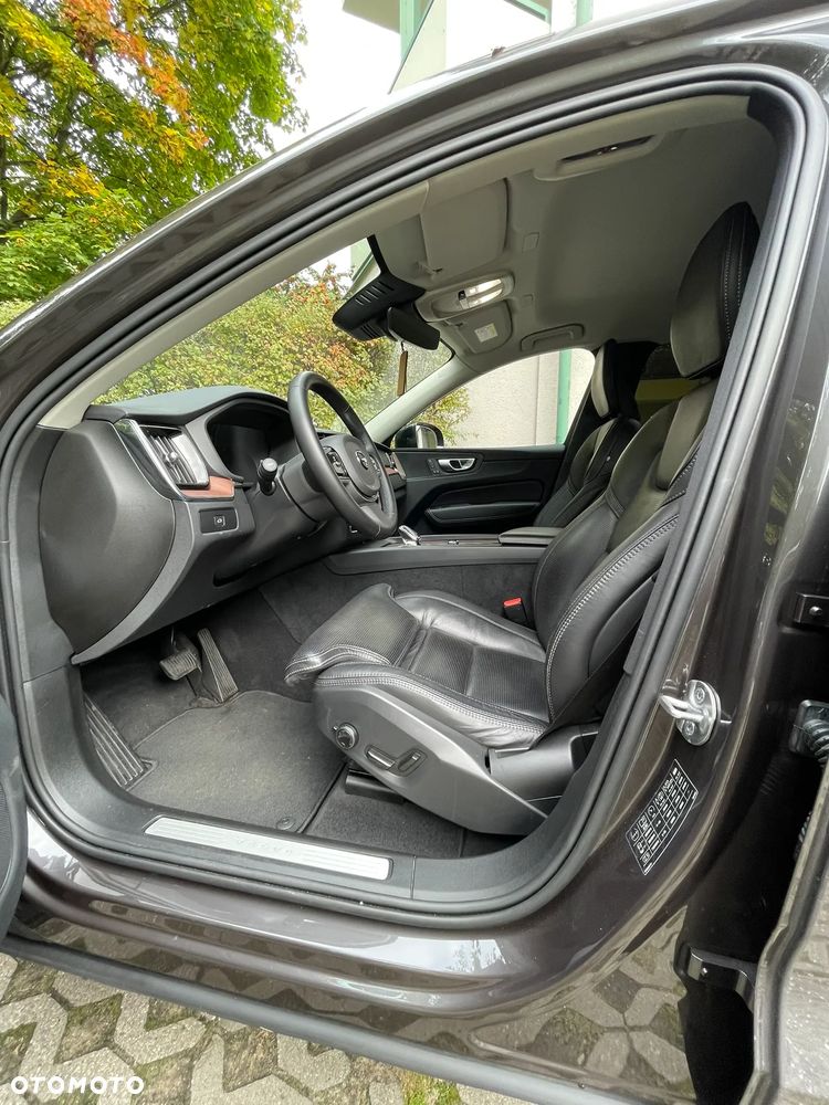 Volvo XC 60 B4 D AWD Plus Dark - 17