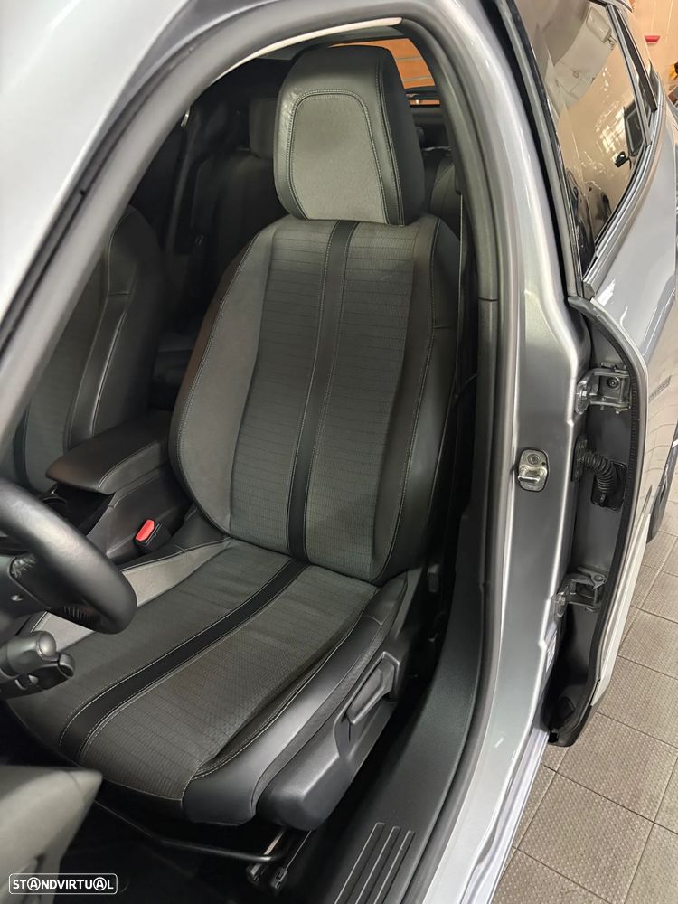 Peugeot 2008 1.2 PureTech Allure Pack - 11
